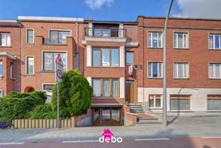 <strong>Ruime burgerwoning met warme ziel nabij centrum Kortrijk</strong><br />Welkom in deze charmante burgerwoning in de Burgemeester Felix de Bethunelaan 53 te Kortrijk. Een huis met karakter, veel licht en verrassend veel ruimte, op een topligging vlak bij het bruisende centrum en op wandelafstand van openbaar vervoer, winkels en voorzieningen.<br />Binnen ontdekt u een ruime inkomhal, een lichtrijke leefruimte met gezellige uitstraling en een volledig uitgeruste leefkeuken. Daarnaast zijn er een praktische berging met aansluiting voor wasmachine en droogkast, en een apart toilet.<br />Op de eerste verdieping bevinden zich twee grote slaapkamers en een ruime badkamer met jacuzzibad. De tweede verdieping biedt nog twee volwaardige slaapkamers. Verder beschikt de woning over een zolder en een grote garage met verschillende bergingen.<br />Deze woning heeft alle troeven om uit te groeien tot een heerlijke thuis. Met een subtiele, hedendaagse opfrissing van de binneninrichting komt haar warme karakter nog mooier tot zijn recht.<br /><strong>Zin om deze woning te ontdekken? Bel voor een bezoek: 0495 53 48 65</strong>