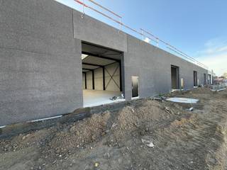 Loods met 3 privatieve parkeerplaatsen (t.h.v. de eenheid - zie plan). <br />Oppervlakte van 630 m², met afzonderlijke ingang en poort. <br /><br />Nuttige afmetingen: <br />- Hoogte loods (tot aan de spant): ca. 5,70 meter<br />- Breedte loods: ca. 15 meter<br />- Diepte loods: ca. 42 meter<br />- Hoogte poort: ca. 4,50 meter<br />- Breedte poort: ca. 4 meter <br /><br />Andere pluspunten: <br />- 13 gemeenschappelijke parkeerplaatsen; <br />- degelijk geïsoleerd: PIR 10 cm;<br />- branddetectie; <br />- eigen tellers water en elektriciteit; <br />- mogelijkheid tot installeren toilet en lavabo. <br /><br />Huurprijs: 2900 EUR excl. btw / maand<br />Provisie kosten onderhoud gemeenschappelijke delen: 150 EUR / maand