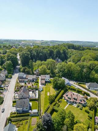 Doe een bod vanaf 399 000 euroWelkom in deze smaakvole gerenoveerde halfopen bebouwing in Roosdaal (Pamel). De woning combineert rust, ruimte en een vlotte bereikbaarheid met treinverbinding. De woning werd grondig vernieuwd met o.a. elektriciteitleidingen, waterleidingen en gascondensatieketel. Op het gelijkvloers: inkomhal met vestiaire, keuken, lichtrijke leefruimte met open haard, eetplaats, veranda en bijgebouw met extra mogelijkheden. Op de verdieping: 2 slaapkamers en een badkamer met bad en inloopdouche, een derde slaapkamer met dressing en een douchekamer.Verder beschikt de woning over een westelijk georiënteerde tuin met open zicht, 2 garages, ruime parkeermogelijkheden, kelder en PVC-ramen met dubbel glas en rolluiken. EPC: D – 327 kWh/m². Instapklaar met veel potentieel op een toplocatie. Kom deze prachtige woning in een groene en rustige omgeving snel ontdekken. Laat u verleiden door haar charme , lichtrijke ruimtes en aangename leefomgeving! Een unieke kans die u niet mag missen!