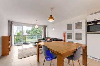 Op zoek naar een instapklaar appartement waar comfort, energiezuinigheid en een centrale ligging samenkomen? Dan is dit stijlvolle éénslaapkamerappartement op de tweede verdieping beslist een bezoek waard.<br /><br />Gelegen aan de Edward Moreauxlaan geniet u van een uitstekende bereikbaarheid naar het centrum van Oostende, de haven en de belangrijkste invalswegen. Bovendien beschikt het appartement over een uitstekend EPC-label A, wat garant staat voor een energiezuinige woonst en bijzonder lage energiekosten.<br /><br />Indeling: Via de gemeenschappelijke lift bereikt u comfortabel het appartement. De lichtrijke leefruimte vormt het hart van de woning en biedt voldoende plaats voor een gezellige zithoek en eetruimte. Dankzij de grote raampartijen geniet u van veel natuurlijk licht en een aangename verbinding met het terras.<br />De moderne open keuken is volledig uitgerust met kwalitatieve toestellen, waaronder een combi-oven, vaatwasmachine en koelkast met diepvriesvak. Aansluitend bevindt zich een praktische berging met aansluiting voor een wasmachine.<br /><br />Verder beschikt het appartement over een ruime slaapkamer, een verzorgde badkamer met douche en een afzonderlijk toilet voor extra comfort.<br />Het zonnige terras biedt een aangename buitenruimte met open zicht op de omgeving, ideaal om te ontspannen na een drukke dag.<br /><br />Extra troeven
<ul>
<li>EPC-label A: uiterst energiezuinig</li>
<li>Instapklaar en perfect onderhouden</li>
<li>Gemeenschappelijke fietsenberging</li>
<li>Lift aanwezig in het gebouw</li>
<li>Vlotte verbinding naar centrum, haven en uitvalswegen</li>
<li>Parkeermogelijkheden vlak voor het gebouw</li>
<li>Ideaal als eigen woonst, tweede verblijf of investering</li>
</ul>