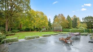 Zeer rustig en residentieel gelegen villa op 21 are met mooie aangelegde tuin vlakbij golf-en meerdomein, op 500 meter van basisschool Lozenhoek en op 2,5 km van scholen Atheneum. <br />Omvat: inkomhal, wc, living 55m² met gashaard, volledig ingerichte keuken met eethoek, wasplaats-berging, dubbele garage, ruim bureel 24m², 5 ruime slaapkamers (41m² - 30m² - 25m² - 23m² - 15m²), 3 bad-of douchekamers (waarvan 1 slpk en 1 douchek op gelijkvloers), 2de wc, ruime bergzolder.<br />De villa is voorzien van 9 zonnepanelen met een opbrengst van 3.645 Wp + een batterij van 5 kWh (geplaatst in 2023).<br />PVC met hoogrendement dubbel glas - U-waarde 1,0 (glas vernieuwd in 2022). <br />Nieuwe warmtepompboiler van 2024 voor warm water. CV met mazout.<br />EPC 127 kwh/m² - energielabel B - UC2745475RES2.<br />Zeer goede staat.<br />Bouwjaar 1994 en in de loop der jaren verschillende vernieuwingswerken uitgevoerd (oa reiniging dak in 2025 - nieuwe dakgoten dekstuk schouw in 2018 - nieuwe ramen living en deur keuken in 2022 - hoogrendement dubbel glas U-waarde 1,0 vernieuwd in 2022 - nieuwe elektrische luiken keukendeur en keukenraam in 2018 - keukentablet in composiet 2018, …).<br />De elektrische installatie is conform.<br />De woning is asbest-veilig volgens het asbestinventarisattest.<br />Ki 3.729 euro.<br />Stedenbouwkundige vastgoedinfo: vergunning uitgereikt - woonpark = residentieel woongebied - verkavelingsvergunning - geen voorkooprecht ruimtelijke ordening - geen rechterlijke herstelmaatregel of bestuurlijke maatregel opgelegd.<br />Niet overstromingsgevoelig - gebouwscore A - perceelscore A.