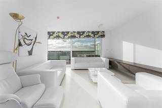 <p><span>Heel mooi, gemeubeld dakappartement aan de Jachthaven van Blankenberge op de 10de verdieping in een recent gebouw. Woonkamer met veel lichtinval. Open ingerichte keuken voorzien van alle comfort. Masterbedroom voorzien van tweepersoonsbed, met aansluitende badkamer voorzien van inloopdouche en lavabo. Tweede slaapkamer met stapelbed en kleine douchekamer. Ruim terras aan de voorzijde die een prachtig open zicht biedt over Jachthaven en hinterland, toegankelijk vanuit woonkamer en keuken. Tweede terras aan de achterzijde. Privatieve kelder. + 100 euro gemeenschappelijke kosten.</span></p><p><span> </span></p><p><span>Bezoekaanvragen zijn enkel telefonisch mogelijk op het nummer 050/41 96 86.</span></p>