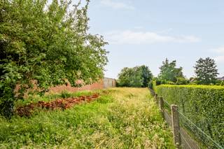 Nichée dans une rue résidentielle paisible, à proximité immédiate du centre de Ruien, cette belle parcelle de terrain est destinée à la construction d’une maison jumelée. Vous y vivez en toute sérénité, entouré de verdure, avec le Kluisbos accessible à pied, véritable prolongement naturel de votre futur jardin. Un cadre où le calme et la nature dominent, tout en conservant une excellente accessibilité.<br /><br />Grâce à la proximité des écoles, des commerces et des transports en commun, cet emplacement allie harmonieusement tranquillité et confort au quotidien. Le terrain est entièrement équipé en impétrants et en égouttage, et bénéficie de l’avantage appréciable d’une absence d’obligation de construire. Vous êtes donc libre de choisir le moment et la manière de concrétiser votre projet.<br /><br />Une belle opportunité pour celles et ceux qui rêvent d’un cadre de vie vert, discret et privilégié, offrant liberté, intimité et une situation idéale pour l’avenir.<br /><br />Plus d’informations ou planifiez votre visite: wim@immobeguin.be<br />À vendre via Immo Beguin, votre expert immobilier depuis 2009, avec des bureaux à Renaix, Waregem, Courtrai, Deinze, Tournai et Lessines.
