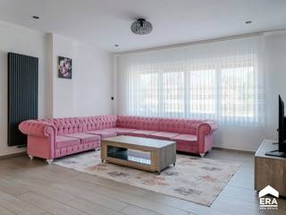 <p>In Hoeselt, aan de Oude Statiestraat 39, bevindt zich deze gerenoveerde woning. In 2018 werd het huis volledig gestript en vernieuwd, met onder meer nieuwe vloeren, plafonds en een vernieuwd dak.<br />Hier woon je comfortabel met alle voorzieningen binnen handbereik: supermarkten, een bakker, dokter en apotheek liggen in de directe omgeving. Bovendien bereik je de oprit van de E313 al op minder dan 1,5 km. Zowel het centrum van Tongeren als Bilzen liggen op minder dan 15 minuten rijden. Natuurliefhebbers kunnen zich dan weer uitleven in de vele fiets- en wandelroutes in de omgeving.</p>
<strong><u>Indeling</u><br />Kelder</strong><br />De woning is deels onderkelderd.<br /><br /><strong>Gelijkvloers</strong>, bestaande uit:
<ul><li>Inkomhal met apart toilet (met handenwasser)</li><li>Woonkamer met eetruimte</li><li>Open keuken met zithoek. Hier geniet je van veel natuurlijk lichtinval dankzij de twee dakkoepels</li><li>Wasplaats met inbouwkasten</li></ul>
<strong>Verdieping</strong>, bestaande uit:
<ul><li>Nachthal</li><li>Slaapkamer 1</li><li>Slaapkamer 2</li><li>Badkamer met toilet, wastafel en douche</li></ul>
<strong>Zolder</strong>, bestaande uit:
<ul><li>Nachthal</li><li>Slaapkamer 3</li><li>Slaapkamer 4: kinderkamer of bureau</li></ul>
<strong>Exterieur</strong><br />Buiten geniet je van een ruime tuin met verhard terras<br /><br /><u><strong>Troeven</strong></u>
<ul><li>EPC label B, dus géén renovatieverplichting</li><li>Elektriciteit conform</li><li>Zolder gerenoveerd in 2026</li><li>10 zonnepanelen en thuisbatterij</li></ul>