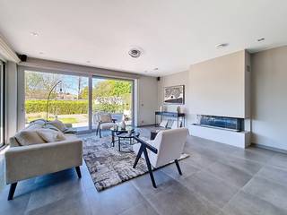 Deze prachtige moderne villa uit 2012 combineert hedendaagse architectuur met optimaal wooncomfort en een doordachte indeling. Gelegen in een aangename en rustige omgeving, vormt deze instapklare woning de perfecte thuisbasis.<br /><br />De lichtrijke leefruimte sluit naadloos aan op de stijlvolle leefkeuken, die rechtstreeks toegang biedt tot het ruime zonneterras en de tuin. Hier geniet u in alle privacy van de zon.<br />Verder is er een praktische wasplaats en aparte bureauruimte.<br />De inpandige garage zorgt voor extra comfort en praktische opbergruimte.<br /><br />Op de verdieping bevinden zich drie volwaardige slaapkamers en twee badkamers, ideaal voor gezinnen of wie extra ruimte wenst voor een bureau of hobbyruimte.<br /><br />Dankzij de aanwezige zonnepanelen (met groenestroomcertificaten) is de woning bovendien energiezuinig en toekomstgericht.<br /><br />Interesse? Bel Matthias op 0497/76.84.89