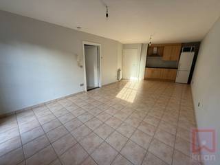 Praktisch 1 slaapkamer appartement centraal gelegen in Geel-centrum. Woonkamer met open keuken. Ruime slaapkamer, badkamer met douche, berging, fietsenstalling en vuilbakkenberging voorzien. Parkeergelegenheid in de straat . EPC: 125 kWh/m², Label B. Beschikbaar vanaf 15 april 2026.