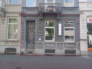 Mooie kantoorruimte op het gelijkvloers, in herenwoning (wel enkele opstapjes aan de inkom).<br />Deze kantoorruimte met deels parket en deels onderhoudsvriendelijke tegels heeft een bruikbare oppervlakte van 100m².<br />Aan de inkom is er een ruimte die kan afgesloten worden dmv schuifdeuren. Het kantoor is verder efficiënt ingericht. Er is een kleine open keuken met vaatwas en frigo en afzonderlijk toilet voorzien.<br />Aansluitend is een aangenaam ruim terras van +- 25m².<br />Schitterende ligging nabij Gent Sint Pieters.<br />Onmiddellijk vrij. <br /><br />Ideaal voor start up, kantoor, boekhoudkantoor, vrij beroep ...<br />EPC D<br /><br />Huurprijs 1250€/maand + 100€ provisie/maand (water, onderhoud verwarmingsbrander, verrekening onroerende voorheffing)<br />Voor elektriciteit en gas zijn er individuele tellers voorzien.<br />Wenst u een bezoek of meer info aarzel niet ons te contacteren: info@vhvastgoed.be of 0478/56.12.69