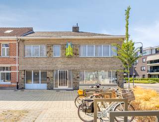 Deze ruim ingedeelde woning met vier slaapkamers bevindt zich op een hoekperceel van 338m², gelegen nabij het centrum.<br /><br />De inkomhal geeft toegang tot zowel de lichtrijke woning met parket, als tot de keuken met achterinkom en toegang tot de royale kelder met aangrenzende kruipruimte.<br />Aansluitend bij de keuken treffen we de berging/wasruimte met apart toilet en bijkomende achteringang, alsook de inpandige garage.<br /><br />Op de verdieping bevinden zich de vier volwaardige slaapkamers, de badkamer met ligbad, toilet en lavabo, en is er via een vaste trap toegang tot de zolder.<br /><br />De tuin is omheind d.m.v. een schutting en deels door struikgewas, en biedt de mogelijkheid om het eigendom via de achterzijde te betreden.<br />Voor de woning is er eveneens openbare parkeergelegenheid en bevindt er zich vlakbij een bushalte.<br /><br />Specificaties:<br />- c.v. op aardgas - Vaillant gaswandketel (2020)<br />- EPC: E-label - 454 kWh/(m² jaar)