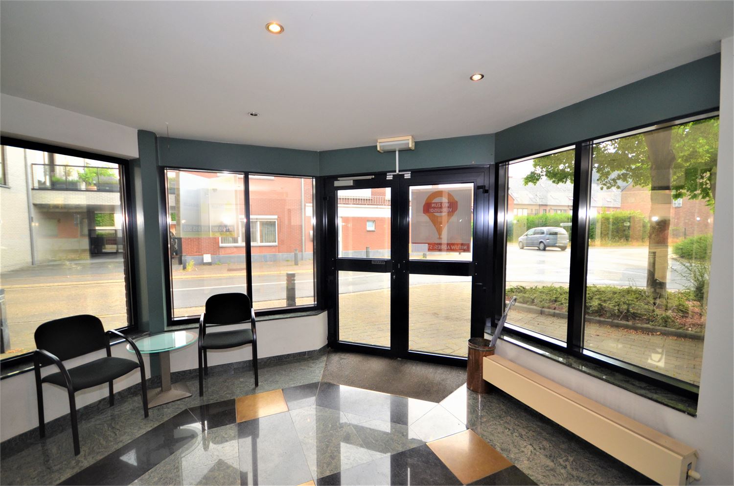 Ruim kantoor met burelen op zeer gunstige en commerciële locatie in Hamont-Achel. Ideaal voor een zelfstandige activiteit of vrij beroep! - foto 5