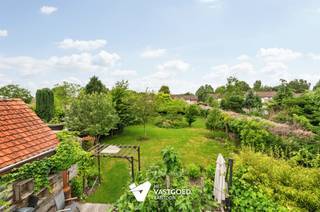 <p><span>Stijlvolle gerenoveerde woning gelegen op een mooi uitgestrekt perceel van 11a64ca te Beverlo.</span></p><p><span> </span></p><p><span>Belangrijkste troeven: </span></p><p><span>- Centrale ligging</span></p><p><span>- Totaal renovatie (2015), nieuwe ramen, vloeren, badkamer, keuken,...</span></p><p><span>- Kwalitatief afgewerkt </span></p><p><span>- 2 slaapkamers</span></p><p><span>- Zolder met potentieel tot creëren 3de slaapkamer</span></p><p><span>- Knap aangelegde tuin met bijhorend terras</span></p><p><span>- Garage</span></p><p><span>- Voorraadkelder</span></p><p><span> </span></p><p><span>Bekijk zeker ook de foto's en de grondplannen met de afmetingen. Zo krijgt u van thuis uit al een perfect beeld van wat deze woning te bieden heeft!</span></p><p><span> </span></p><p><span>Wenst u meer info of een vrijblijvende bezichtiging, contacteer dan ons kantoor op het nummer 011 85 15 15 en wij helpen u graag verder. </span></p>
