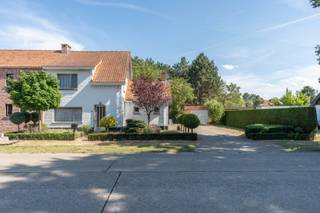 <p><span>Ideaal gelegen gezinswoning met prachtige tuin en garage te Vosselaar<br />3 slpks | EPC: D-label | Beschikbaar: 01/08/2026 | Top locatie nabij centrum Vosselaar<br /><br />Bezoek aanvragen kan via deze link: https://dilegno.mijnhuurprofiel.be/property/3d55b996-e747-4086-8cbe-c1614b638cd5<br /><br /><strong><span>Omschrijving:<br /></span></strong></span><span>We betreden deze gezinswoning via de charmante inkomhal. Het gelijkvloers omvat een lichtrijke woonkamer, een ruime keuken en een wasplaats/doucheruimte met toilet. De keuken is uitgerust met een kookplaat, spoelbak, oven, koelkast en vaatwasser, en biedt toegang tot de praktische kelder. Op de eerste verdieping beschikt de woning over 3 volwaardige slaapkamers en een badkamer. De badkamer is uitgerust met een ligbad, badkamermeubel met wastafel en toilet.<br /><br />Vanuit de eetkamer en keuken geniet men van een prachtig zicht over de gezellige, grote tuin.<br />Tevens beschikt men over een garagebox en een zéér ruime bergplaats achteraan het perceel.<br /><br /><strong><span>Algemeen:</span></strong><br />- Top locatie op wandelafstand van het centrum van Vosselaar!<br />- Beschikbaar: 01/08/2026<br />- Ruime tuin<br />- Garagebox<br /></span></p>