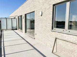 Appartement récent d'une chambre à coucher avec grande terrasse à la gare de Waregem INDELINGVous entrez dans l'appartement par le hall d'entrée avec...