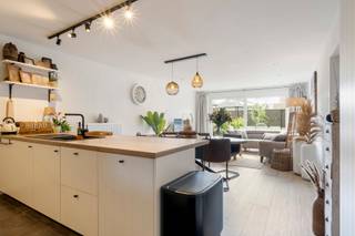 <p>Stel je voor: je wordt wakker, opent de deuren naar je terras en voelt meteen die ontspannen vibe. Geen stress, geen chaos. Gewoon thuis.<br /><br />Dit gelijkvloers appartement werd afgewerkt met oog voor detail en ademt een warme en tijdloze sfeer. Lichte tinten, een rustige uitstraling en een gevoel van ruimte dat je meteen omarmt.<br /><br />Binnen wacht een leefomgeving waar wonen en genieten naadloos in elkaar overvloeien. De ruime keuken vormt het kloppende hart van het appartement. Een plek waar lange ontbijten vanzelf uitlopen in gezellige apero-avonden en waar koken eerder een belevenis wordt dan een verplichting. <br /><br />Praktisch scoort deze woning uitstekend. De berging zorgt voor extra opbergruimte en houdt het dagelijkse leven netjes georganiseerd (aansluiting voor wasmachine en droogkast).<br /><br />Met twee uitzonderlijk ruime slaapkamers (17 en 19 m2) krijgt iedereen hier zijn eigen oase van rust. Of je nu droomt van een royale master bedroom, een stijlvolle thuiswerkplek of een combinatie van beide: ruimtegebrek is hier geen thema.<br /><br />Ook de badkamer kiest niet voor compromissen. Start de dag onder de verkwikkende douche of sluit hem af met een ontspannen badmoment in het ligbad. Hier hoef je nooit te kiezen.<br /><br />En dan is er nog dat extra stukje geluk buiten. Een gezellig privé-tuintje met terras waar de seizoenen zich van hun mooiste kant laten zien. Van een eerste koffie in de ochtendzon tot lange zomeravonden met vrienden: dit wordt zonder twijfel je favoriete plek. En het onderhoud? Dit wordt gedaan voor je.<br /><br />Tot slot zit er in de prijs inbegrepen een grote parkeerplaats, misschien wel de makkelijkst bereikbare van het gebouw.<br />En ook voor uw fietsen hoeft u zich geen zorgen te maken: een ruime gemeenschappelijke en gelijkvloerse fietsenberging biedt soelaas.<br /><br />Hier verkopen we geen huis, maar een thuis. <br /><br />Troeven op een rij:<br />✓ Quasi nieuw appartement (bouwjaar 2022)<br />✓ Hoogwaardige afwerking<br />✓ Energiezuinig met EPC-label A<br />✓ Centrale ligging in Zedelgem, dichtbij station/E403<br /><br />Benieuwd?<br />Contacteer Nicola via 0479/43 30 86<br />Altijd welkom!</p>