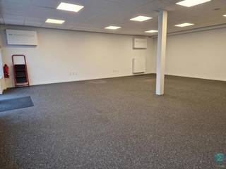 Prachtige kantoorruimte met uitgebouwde kitchenette, 2 toiletten en 3 privatieve parkeerplaatsen.Indeling:Deze prachtige kantoorruimte beschikt over...