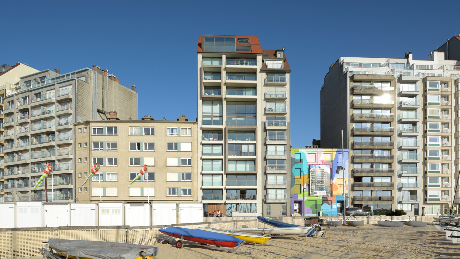 Instapklaar 2-slaapkamerappartement met frontaal zeezicht in een recent gebouw op de zeedijk te Duinbergen. - foto 2