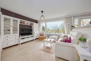 <p><span>Dit gerenoveerde </span><span>appartement te koop</span><span>, gelegen aan de Prins Boudewijnlaan 319 in </span><span>Edegem</span><span>, beschikt over een zonnig zuidwestgericht </span><span>terras</span><span>. Op wandelafstand bevinden zich winkels en openbaar vervoer, en bovendien geniet u van een vlotte bereikbaarheid via de nabijgelegen invalswegen (A12 en E19). </span></p><p><span> </span></p><p><span>Indeling</span></p><p><span>- gelegen op de derde verdieping</span></p><p><span>- inkomhal</span></p><p><span>- open ingerichte keuken</span></p><p><span>- woonkamer</span></p><p><span>- badkamer met ligbad en lavabo plus aansluitingen wasmachine en droogkast</span></p><p><span>- aparte toilet</span></p><p><span>- terras</span></p><p><span>- privatieve kelder</span></p><p><span> </span></p><p><span>Algemeen gebouw</span></p><p><span>- fietsenberging</span></p><p><span>- provisie ca. 170 euro per maand </span></p><p><span> </span></p><p><span>Bijzonderheden</span></p><p><span>- aankoop van een garagebox met automatische poort mogelijk mits meerprijs (35.000 euro)</span></p><p><span>- centrale locatie nabij Fort 5 en het domein Hof ter Linden</span></p><p><span>- kelderberging</span></p><p><span>- airco in de woonkamer</span></p><p><span>- Vernieuwde ramen met dubbele beglazing PVC</span></p><p><span> </span></p><p><span>Ben jij geïnteresseerd in dit appartement te koop in Edegem, ben je op zoek naar ander vastgoed, een investering of wens je de waarde van jouw eigendom te kennen? Dan ben je bij BOLT immo aan het juiste adres! Wij helpen jou graag verder.</span><span> </span></p><p><span> </span></p>