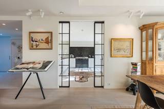 Dit prestigieuze villa-appartement bevindt zich op een gegeerde locatie in Heusden en maakt deel uit van een exclusieve residentie met twee villa’s, elk met zeven luxeappartementen. Omgeven door groen en rust combineert deze eigendom de ruimte en privacy van een villa met het comfort van een modern appartement. Met een bewoonbare oppervlakte van 194 m² en een hoogwaardige afwerking geniet u hier van een tijdloze uitstraling en een energiezuinig EPC A-label.<br /><br />Gelegen in de idyllische Melkwegel woont u in alle sereniteit, met een vlotte verbinding naar het centrum van Heusden en Gent. Het appartement beschikt over een gezellig terras met zicht op de parkachtige omgeving, ideaal om in alle privacy te ontspannen.<br /><br />De leefruimte is ruim en lichtrijk, met een harmonieuze indeling tussen eetplaats en salon. Het warme parket en de elegante glas-stalen deur naar de keuken zorgen voor een stijlvolle afwerking. De volledig uitgeruste leefkeuken biedt maatwerk, hoogwaardige toestellen en een karaktervol La Cornue-fornuis als blikvanger.<br /><br />Verder beschikt het appartement over twee ruime slaapkamers met parketvloer en toegang tot een balkon. De badkamers zijn luxueus afgewerkt in marmer en voorzien van een ligbad, douche en modern comfort.<br /><br />Extra troeven zijn de overvloedige lichtinval, een alarmsysteem en er wordt tevens een ruime garagebox voor 2 wagens aangeboden voor 65.000 EUR. <br /><br />Bestuursmaatregelen in het maatregelenregister: in aanvraag