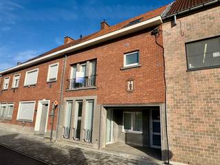 Deze woning heeft twee jaar terug een complete metamorfose meegemaakt. Zo zijn alle technieken vernieuwd en is de woning energiezuinig.Ruime inkom...