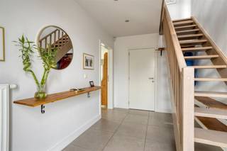 Century21ImmoNero stelt voor, deze recent gebouwde, ruime (= 275m²) woning in werkelijk perfecte staat, uitstekend gelegen in de gegeerde residentiële wijk "Ten Trappen" op een mooi terrein van 481m², op 100m van bushalte en omvattende:Inkom met WC en trap, Leefruimte van 48m² met volledig ingerichte open keuken van 2024, Ingerichte wasplaats 9m²; Garage 1 wagen, Aangelegd terras met Pergola van 18m² aansluitend aan de tuin. Verdiep: 4 ruime slaapkamers van 16m²; 17m², 12m² en 12m², een badkamer met douche en ligbad, een douchekamer met lavabo en afzonderlijk toilet. Verdiep2: ruime poyvalente ruimte van 36m² welke als hobbyruimte, bureel of wintersalon kan gebruikt worden of als 6de slaapkamer, een slaapkamer van 11m² en doucheruimte met WC en douche. Zeer energiezuinige woning dank zij Ventilatiesysteem D, Cv met gascondensatie ketel en 15 zonnepanelen. EPC = A+ = 55kWh/m². WC, wasmachine en buitenkraan aangesloten op regenwater. DEZE WONING VERKEERT WERKELIJK IN NIEUWBOUWSTAAT!!