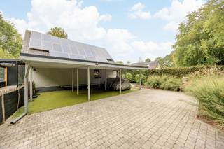 In de groene omgeving van Rommersheide bevindt zich deze gerenoveerde woning in houtskeletbouw, gelegen in woongebied met recreatief karakter.
<p><span>De ruime inkomhal (10m²) doet ook dienst als wasplaats en geeft toegang tot de L-vormige woonkamer (34m²) op tegelvloer met pelletkachel en een open keuken met eiland met vier hoge stoelen, uitgerust met een spoelbak, gasvuur, dampkap, vaatwasser, koelkast en heteluchtoven. <br />Op het gelijkvloers bevindt zich ook de badkamer met inloopregendouche, lavabo in meubel en toilet. <br /><br />Vanuit de woonkamer is er toegang tot het overdekte terras (14m²). Dit terras kan volledig worden gesloten d.m.v. zeilen.</span></p>
<p><span>Op de verdieping geeft de nachthal / bergplaats, afgewerkt met laminaat, toegang tot </span>twee slaapkamers van elk 21m² onder schuin dak<span>. Zowel boven als beneden is airconditioning voorzien. De woning beschikt bovendien over zonnepanelen, met nog vier jaar groenestroomcertificaten.</span></p>
<p><span>Buiten vindt u een terras van 18m² en een volledig omheinde tuin met drie tuinhuizen. Naast de carport voor drie wagens en ruimte voor twee extra wagens op de oprit, is er een bijkomende privéautostaanplaats met gebruiksrecht. Er geldt een vaste kost van € 60 per maand waarvan 40€ provisie voor het waterverbruik en 20€ voor het onderhoud van de gemene delen.</span></p>
<p><span>Extra:</span><br />* Zonnepanelen 2010 met groencertificaten 350 € / 1.000 kWh ( nog 4j 750€ a 1.000€ / jaar )<br />* Airco warm/koud 2019<br />* Badkamer 2016<br />* Carport 2023<br />* Pelletkachel 2016<br />* Warm water elektrische boiler 2024<br />* Tuinhuis 2023<br />* Automatische verlichting oprit</p>
