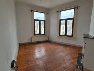 <p><span>In bruisende buurt nabij de aantrekkelijke Dageraadplaats (één van de bekendste en meest levendige pleinen van Antwerpen ) vinden we dit appartement bestaande uit aangename en lichte living, met aanpalende slaapkamer/bureau/eetruimte. De keuken is voorzien van 4 pit op gas, oven.</span></p><p><span>Aanpalende badkamer met instapdouche en handenwasser.</span></p><p><span>Ruime slpk. thans op plancher.</span></p><p><span> </span></p><p><span>Appartment is volledig voorzien van dubbele beglazing.</span></p><p><span>30 € per maand gemeenschappelijke kosten (water en gem elektriciteit). </span></p><p><span> </span></p>
