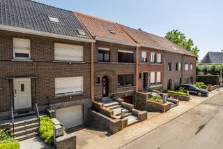 BEZOEKDAG VOLZET
Deze charmante woning met een bewoonbare oppervlakte van 149 m² combineert ruimte, comfort en een praktische indeling. Ideaal voor gezinnen of koppels.
Op het gelijkvloers vindt u een lichtrijke leefruimte met eetplaats en een gerenoveerde keuken. Vanuit de keuken heeft u via een deur rechtstreeks toegang tot het terras en de tuin. De leefruimte beschikt over grote ramen die uitkijken op de tuin en het terras. Dankzij deze grote ramen geniet de woning van een overvloed aan natuurlijk licht, wat zorgt voor een aangename en open sfeer.
Op de verdieping bevinden zich twee slaapkamers en een aparte bureauruimte, ideaal als thuiswerkplek, hobbykamer of studeerruimte. Daarnaast beschikt de woning over een geïsoleerde zolder, die niet is ingericht als slaapkamer maar perfect dienstdoet als extra stockageruimte.
Verder geniet u van twee praktische kelders, een garage en een private parkeerplaats op de oprit, wat zorgt voor extra comfort en voldoende opberg- en parkeermogelijkheden.
Met een EPC-score van 272 kWh/m²/jaar (energielabel C) biedt deze woning bovendien een degelijke energieprestatie.
De woning is bovendien uitstekend gelegen. Scholen, supermarkten, openbaar vervoer en andere dagelijkse voorzieningen bevinden zich op korte afstand.
Kortom, een instapklare woning die ruimte, comfort en een aangename buitenomgeving combineert op een centrale ligging in Halle.