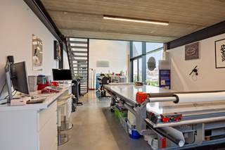 <strong><u>Unieke kans: wonen en werken in Boortmeerbeek!</u></strong><br /><br />Deze nieuwbouw woning uit 2018 biedt u het beste van twee werelden: een comfortabele privéwoning en een praktisch commercieel of kantoorgedeelte. Gelegen in Boortmeerbeek, op een boogscheut van Mechelen en Leuven, is deze woning ideaal voor zelfstandigen en/of gezinnen die wonen en werken willen combineren en op zoek zijn naar een professionele uitvalsbasis met moderne woonkwaliteit.<br /><br />De woning:
<ul>
<li>Moderne architectuur met een strakke, hedendaagse uitstraling</li>
<li>Ruime en lichtrijke leefruimte met open keuken</li>
<li>3 slaapkamers, badkamer en dressing</li>
<li>Berging en garage</li>
<li>Volledig instapklaar met hoogwaardige afwerking</li>
<li>Energiezuinige woning met lage energiefactuur</li>
<li>Vloerverwarming en zonnepanelen</li>
<li>Prachtig aangelegde tuin met zwembad en pool house</li>
</ul>
<br />Het commerciële of kantoorgedeelte:
<ul>
<li>Afzonderlijke ingang</li>
<li>Oppervlakte van circa 100m²</li>
<li>Flexibel in te richten (mogelijkheid tot uitbreiding)</li>
<li>Perfect voor een kantoor, praktijkruimte, multifunctionele ruimte,…</li>
<li>Eigen parking</li>
</ul>
<br />De omgeving:
<ul>
<li>Commerciële en zichtbare top ligging</li>
<li>Nabij scholen, winkels en openbaar vervoer</li>
<li>vlotte verbinding met Mechelen, Leuven en E19 Brussel-Antwerpen</li>
</ul>
<br />Kortom, deze woning is een echte opportuniteit voor wie zoekt naar een unieke combinatie van wonen en werken. Aarzel niet en contacteer ons vandaag nog voor een bezichtiging!<br /><br />Interesse? Neem contact op via 0477/ 29 72 50 of ken@immovos.be voor een bezoek ter plaatse.<br /><br />