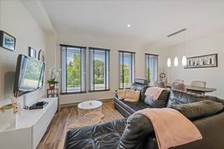 Dit volledig gerenoveerde appartement is instapklaar en combineert modern wooncomfort met een rustige ligging. De woning werd met oog voor kwaliteit en comfort vernieuwd en is ideaal voor wie op zoek is naar een zorgeloos appartement aan de Belgische kust.<br /><br />Het appartement bevindt zich op de tweede verdieping van een rustige residentie en is bereikbaar via de trap. Er is geen lift aanwezig.<br /><br />Een belangrijke troef is de aanwezigheid van airconditioning in iedere kamer. Deze toestellen werken met warmtepomptechnologie en kunnen zowel koelen als verwarmen. Zo geniet u het hele jaar door van een aangenaam binnenklimaat, met bovendien een energiezuinige manier van verwarmen.<br /><br />Daarnaast werd er reeds voorzien in de nodige installatie om de airco-/warmtepompinstallatie in de toekomst te koppelen aan zonnepanelen. De residentie plant de aankoop van zonnepanelen voor het gebouw, waardoor deze voorziening een interessante meerwaarde vormt met het oog op een efficiënter energieverbruik.<br /><br />