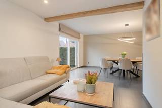 Dit instapklare huis is gelegen op een goede rustige ligging te koop in Waregem, dicht bij centrum en belangrijke invalswegen. Deze halfopen...