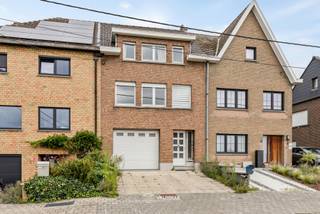 VALIMMAS verkoopt deze verzorgde en deels gerenoveerde rijwoning met ruime garage en gezellige tuin... Het gelijkvloers omvat een inkomhal, een...