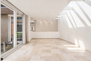 Op zoek naar een woning waar je wonen en werken perfect kunt combineren? Deze voormalige bakkerij biedt maar liefst +170 m² aan polyvalente werk- en handelsruimte, gecombineerd met een ruime, instapklare woning. Ideaal voor wie wonen en een zelfstandige activiteit, praktijk, kantoor of hobby wil verenigen.<br /><br />WONEN<br />De woning verwelkomt je met een inkomhal en een aangename, lichtrijke leefruimte met open keuken. Verder zijn er een ruime bergruimte, wasplaats en apart toilet. Op de eerste verdieping bevinden zich 4 slaapkamers, waarvan één nog verder af te werken, en een luxueus uitgeruste badkamer met bad, douche, dubbele lavabo en toilet. De ruime zolder biedt bovendien de mogelijkheid om 1 à 2 extra slaapkamers te creëren.<br /><br />WERKEN<br />Het aparte werkgedeelte omvat een ontvangstruimte/handelsruimte, bureauruimte, een zeer ruime garage en een polyvalente ruimte van meer dan 70 m². Dankzij de indeling kunnen wonen en werken volledig van elkaar gescheiden worden. De mogelijkheden zijn eindeloos: kantoor, praktijk, atelier, fitness, hobbyruimte...<br />Ook buiten is het genieten met een aangename tuin, tuinberging en overdekt terras.<br /><br />TROEVEN<br />* Geen renovatieverplichting<br />* Instapklare en luxueus afgewerkte woning<br />* Wonen en werken perfect te combineren<br />* +170 m² handels-/werkruimte<br />* Tal van mogelijkheden voor zelfstandige activiteit of hobby<br /><br />Een pand met ruimte, mogelijkheden en karakter. Benieuwd wat jij ermee kunt doen? Plan vandaag nog je bezoek!<br /><br />Ref.: LS/26093/TK