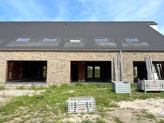 Nieuw te bouwen trendy woonproject bestaande uit 6 moderne gezinswoningen (halfopen en gesloten bebouwingen), 6 garageboxen en 3 parkeerplaatsen...