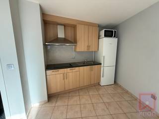 Praktisch 1 slaapkamer appartement centraal gelegen in Geel-centrum. Woonkamer met open keuken. Ruime slaapkamer, badkamer met douche, berging, fietsenstalling en vuilbakkenberging voorzien. Parkeergelegenheid in de straat . EPC: 125 kWh/m², Label B. Beschikbaar vanaf 15 april 2026.