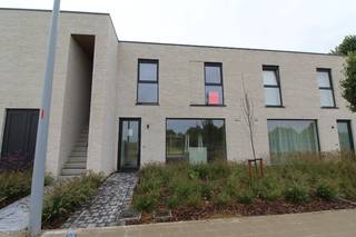 Strakke en energiezuinige nieuwbouwwoning te huur gelegen langs de Kalverstraat. Deze woning beschikt over alle nodige hedendaagse comfort en is...