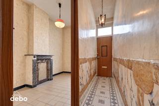 <strong>Te renoveren stadswoning met tuin en mooie basis in Kortrijk</strong><br />Deze stadswoning in de Pluimstraat biedt een mooie basis voor wie graag een woning verder naar eigen smaak wil afwerken.<br />De woning beschikt over een gelijkvloers, eerste verdieping, zolder bereikbaar via vaste trap, kelder en een zuidoost gerichte tuin. De ramen zijn vernieuwd, er is dubbele beglazing en de elektrische installatie is conform.<br />De woning valt onder de renovatieplicht, maar biedt dankzij haar indeling en ruimte heel wat mogelijkheden om er een gezellige stadswoning van te maken.<br />Interessant voor starters, investeerders of wie op zoek is naar een woning met potentieel. Om de ruimtes beter zichtbaar te maken, werden meerdere foto’s digitaal opgeruimd. De bestaande staat en indeling van de woning werden behouden.<br /><br />Voor meer info of een bezoek: <strong>Katrien Immo Debo Kortrijk 0495 53 48 65</strong>