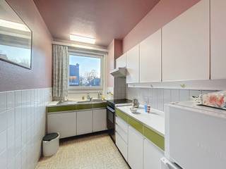 <p><strong>Te huur: licht op te frissen appartement in Vilvoorde, op een residentiële locatie nabij openbaar vervoer.</strong></p><p>Dit appartement biedt een praktische indeling met twee slaapkamers en een gezellig terras. Gelegen aan de Stationlei, geniet u van een vlotte verbinding naar het centrum en omliggende steden. De private kelderruimte, de ingemaakte kasten in de slaapkamer en de goed uitgeruste keuken vormen echte troeven voor dagelijks comfort.</p><p><br /></p><p><strong>Belangrijkste ruimtes:</strong></p><ul><li>Ruime woonkamer </li><li>Keuken met dubbele spoelbak, dampkap, koelkast met vriesvak, oven en elektrische kookplaat</li><li>Slaapkamer </li><li>Tweede slaapkamer met ingemaakte kasten en aansluiting voor wasmachine en droogkast</li><li>Badkamer met ligbad en dubbele wastafel in meubel</li><li>Apart toilet</li><li>Inkomhal en nachthal</li><li>Individuele private kelder</li><li>Terras</li></ul><p><br /></p><p><strong>Troeven:</strong></p><ul><li>Residentiële ligging nabij openbaar vervoer</li><li>Praktische indeling met twee slaapkamers</li><li>Private kelder en ingemaakte kasten voor extra bergruimte</li></ul><p><strong>Maandelijkse provisie:</strong> € 250 (voor onderhoud van de gemeenschappelijke delen, syndicus, minuterie, onderhoud van de lift, water en privéverwarming)</p><p><br /></p><p>Neem vandaag nog contact op met Sara De Maeyer voor een bezoek.</p>