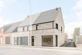 - Instapklare woning in de Oostrozebeeksestraat 50 in Wielsbeke<br />- Lichtrijke leefruimte met open keuken<br />- Handige berging<br />- Terras en privé-staanplaats<br />- 3 slaapkamers<br />- Grote zolder met vaste trap (mogelijkheid 4de slaapkamer)<br />- Badkamer met inloopdouche en wastafelmeubel<br />- 2 toiletten<br />- Vloerverwarming en warmtepomp/airco<br />- Zonnepanelen<br />- Regenwaterput van 10.000 liter<br />- Bijna-energie-neutraal<br />- Richtprijs: € 369.000, aan 6% btw!