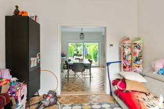 <strong>Gezellige gezinswoning met 3 slaapkamers en west georiënteerde tuin </strong><br /><br />BEZOEK AANVRAGEN EN KANDIDAAT STELLEN VIA DE WEBSITE WWW.DEBOERENPARTNERS.BE<br />Indien u een bezoek wenst aan te vragen aan dit eigendom, dan kan dit enkel via het aanvraagformulier op onze website. U zoekt het betreffende eigendom onder ons “aanbod te huur”, en klikt daarna bovenaan op “bezoek inplannen”. Daarna doorloopt u alle stappen en vult u de gevraagde gegevens in. Omwille van het grote aantal aanvragen, worden verzoeken via Immoweb, Immoscoop of Spotto niet behandeld. Enkel volledig ingevulde kandidaturen op onze website komen in aanmerking.<br /><br /><strong>Algemeen:</strong><br />- Zeer goede ligging in kindvriendelijke buurt<br />- Op wandelafstand van natuurdomein Hof ter Linden en Fort V<br />- 3 slaapkamers <br />- Volledig omheinde west georiënteerde tuin<br />- Blokjes parket over het gehele gelijkvloers<br />- Volledige geïnstalleerde keuken <br />- Badkamer met douche<br />- Authentieke elementen<br />- Beschikbaarheid: in onderling overleg<br /><br /><strong>Onmiddellijke omgeving:</strong><br />- Zeer vlotte bereikbaarheid naar Antwerpen en Brussel (E19 en trein)<br />- Nabij het centrum van Edegem met scholen, winkels, openbaar vervoer en verschillende natuurgebieden op fiets- en wandelafstand<br /><br /><strong>Technische kenmerken:</strong><br />- Geen gemeenschappelijke kosten <br />- Parketvloeren <br />- Kelder en zolderberging <br /><br /><strong>Indeling:</strong><br /><span>Gelijkvloerse verdieping</span><br />- Inkomhal met apart gastentoilet<br />- Ruimte leefruimte met open keuken<br />- Aparte zithoek<br />- Terras met zicht op de tuin<br />- Wasplaats/berging<br />- Onderhoudsvriendelijke tuin <br /><br /><span>Eerste verdieping</span><br />- Nachthal <br />- 3 slaapkamers<br />- Badkamer met douche, wastafel en toilet<br />- Luik naar de zolderberging