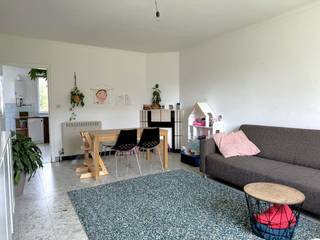 YES! Voor dit pand kan je zélf een afspraak inboeken! Ga naar de advertentie op onze website www.justwonen.be en plan meteen je afspraak in.<br /><br />Geen nieuwe, maar ‘n supernette woning aan een (h)eerlijke huurprijs. En meer moet dat soms niet zijn, toch? De absolute toplocatie krijg je er gewoon bij: nabij de dorpskern van het bruisende Oud-Turnhout, en op wandelafstand van school, sport, openbaar vervoer én natuur. <br /><br />Indeling:<br /><br />Via de inkomhal stappen we de woonkamer in. Grote ramen al gespot? Lekker licht en luchtig, en dat zien we ook in de keuken. En bovendien kijk je vanuit dit raam op de tuin én de achterliggende paardenweides. De enige buurman die dus binnenkijkt is Tony de Pony. Verder werd de keuken basic, maar netjes afgewerkt. <br /><br />Je kan nog extra rommeltjes kwijt in de voorraadkelder om de hoek. <br /><br />Naast de keuken is de badkamer, met een douche, toilet en wastafel. Hier vinden we ook de aansluitingen voor wassen en drogen. Liever niet in de badkamer? No worries, in de (inpandige) garage werd ook een aansluiting voorzien.<br /><br />Boven zijn 3 slaapkamers. “Balzalen” is een betere term eigenlijk, want de kamers zijn gigantisch. Da’s dan weer een voordeel van niet-meer-zo’n-piepjong huis, want dit formaat kom je niet meer tegen bij een nieuwbouwwoning, toch? Verder werden 2 kamers ook voorzien van enkele vaste kasten. <br /><br />Er is tenslotte nog een 4de kamertje. Als slaapkamer net te krap, maar wel een handige bergruimte of bureautje. <br /><br />De tuin werd onderhoudsvriendelijk ingericht, en biedt écht erg veel privacy. Geen last van glurende buren dus. Behalve Tony. De pony, remember? <br /><br />De auto zet je droog in de inpandige garage.