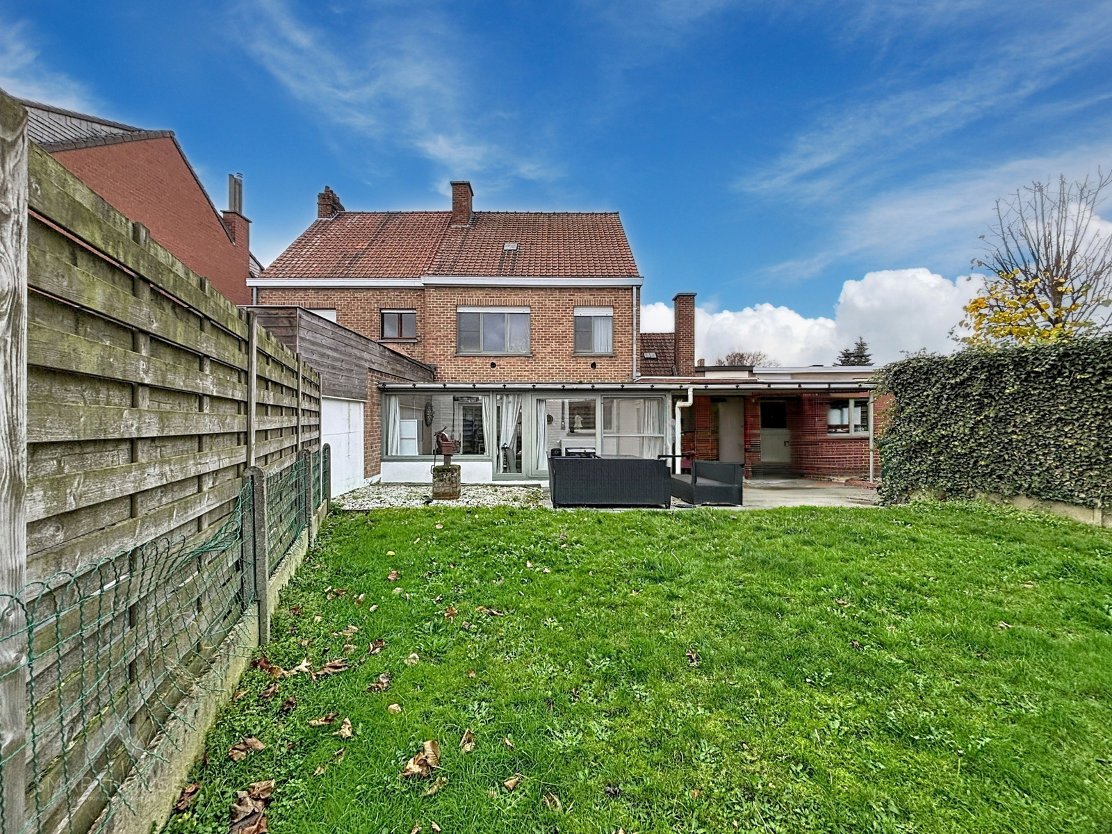 Woning met 3 slaapkamers, garage en 5 parkeerplaatsen - foto 2