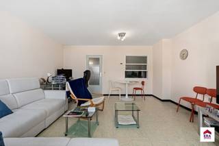 <p>Te koop: Appartement in het centrum van Nieuwpoort, op de Albert I laan, met zijdelings zeezicht en vrij zicht op de Barkentijn.</p>

<p> </p>

<p>Dit appartement combineert een topligging in de toeristische zone met een rustige woonervaring dankzij het ontbreken van inkijk. De ramen werden reeds vernieuwd in 2019, wat zorgt voor een frisse uitstraling en betere energieprestaties (EPC-label A). Op wandelafstand vind je de zee, de duinen, winkels en openbaar vervoer.</p>

<p> </p>

<p>Belangrijkste ruimtes:<br />• Lichte woonkamer met toegang tot het zijdelings zeezicht.<br />• Functionele keuken met voldoende opbergruimte.<br />• Twee slaapkamers, ideaal voor gezin of gasten.<br />• Badkamer met douche en wastafel.<br />• Apart toilet.<br />• Inkomhal met vestiaire.</p>

<p> </p>

<p>Troeven:<br />• Topligging in het centrum, nabij zee en duinen.<br />• Geen inkijk, vrij zicht op de Barkentijn.<br />• Ramen vernieuwd in 2019.</p>

<p> </p>

<p>Neem vandaag nog contact op met je ERA-makelaar voor een bezoek.<br />058 222 222 of op gert@eraservimo.be</p>

<p> </p>

<p>JOUW DROOMAPPARTEMENT. ZO GEVONDEN!</p>