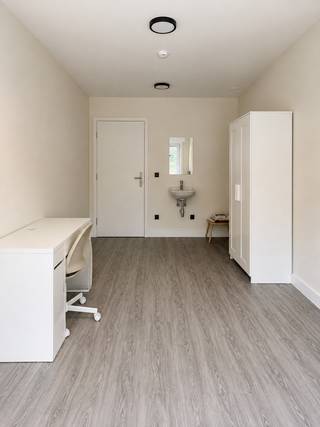 LAATSTE KAMERS BESCHIKBAAR!!<br /><br />Bent U op zoek naar de perfecte studentenkamer / studentenstudio?<br /><br />LIGGING:<br />Gelegen aan de Jan Delvinlaan 70, geniet dit gebouw van een locatie dichtbij het centrum van Gent. De uitstekende verbindingen met het openbaar vervoer en de korte afstand tot belangrijke campussen maken dit een ideale plek voor studenten. Bovendien bevindt het pand zich in een buurt met een mobiscore van 9,3/10, winkels zijn binnen bereik.<br /><br />INDELING en FACILITEITEN:<br />Het gebouw is volledig gerenoveerd en bestaat uit;<br />- 36 studenten units<br />- Drie gemeenschappelijke keukens<br />- Hippe leefruimte voor gezellig samenzijn<br />- Grote fietsenberging, ideaal voor studenten<br />- Lift<br /><br />De kamer heeft een lavabo en maakt verder gebruik van de gemeenschappelijke keuken en badkamer. <br />Bovendien is de kamer gemeubileerd (bed, matras, bureau, bureaustoel en kleerkast).<br /><br />BIJKOMENDE INFO:<br />- Huurprijs: € 425 / maand<br />- Voorschot verbruik elektriciteit, verwarming, water en internet: € 90 / maand<br />- Beschikbaarheid: Onmiddellijk<br />- De kamers kunnen enkel gehuurd worden door studenten.<br />- Geen domicilie mogelijk!