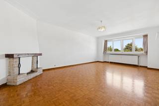 <p><strong><span>LAKEN, ruim appartement met 2 slaapkamers, terras en veel potentieel</span></strong></p>
<p><span>In Laken, vlak bij Wemmel en de Heizel, ontdekt u dit ruime appartement met twee slaapkamers van ±92 m², gelegen op de 3e verdieping van een kleinschalig gebouw met slechts drie verdiepingen.</span></p>
<p><span>Het appartement is te moderniseren en biedt mooie volumes en uitstekend potentieel om het volledig naar eigen smaak in te richten. De ruime leefruimte van ±31 m² vormt een aangename woonomgeving, terwijl de aparte keuken tal van inrichtingsmogelijkheden biedt. Het terras vormt een mooie verlenging van het appartement en biedt extra buitenruimte.</span></p>
<p><span>Het nachtgedeelte omvat twee ruime slaapkamers van ±18 m² en ±14 m², evenals een badkamer. Een kelder maakt het geheel compleet.</span></p>
<p><span>Het appartement beschikt reeds over recente dubbele beglazing en heeft een </span><strong><span>EPC C-</span></strong><span>. Een parkeerplaats is optioneel beschikbaar voor </span><strong><span>€ 20.000</span></strong><span>.</span></p>
<p><span>3e verdieping</span></p>
<p><span>• Inkomhal met vestiaire</span><br /><span>• Leefruimte van ±31 m²</span><br /><span>• Keuken</span><br /><span>• Slaapkamer 1 van ±18 m²</span><br /><span>• Slaapkamer 2 van ±14 m²</span><br /><span>• Badkamer</span><br /><span>• WC</span><br /><span>• Terras</span></p>
<p><span>Kelderverdieping</span></p>
<p><span>• Kelder</span><br /><span>• Optionele parkeerplaats: € 20.000</span></p>
<p><span>Technische kenmerken</span></p>
<p><span>• Te moderniseren</span><br /><span>• Recente dubbele beglazing</span><br /><span>• EPC: C- – CO₂: 44 kg/m²/jaar</span><br /><span>• Kadastraal inkomen: € 1.286</span><br /><span>• Onroerende voorheffing: ±€ 1.460</span><br /><span>• Lasten: ±€ 250</span></p>