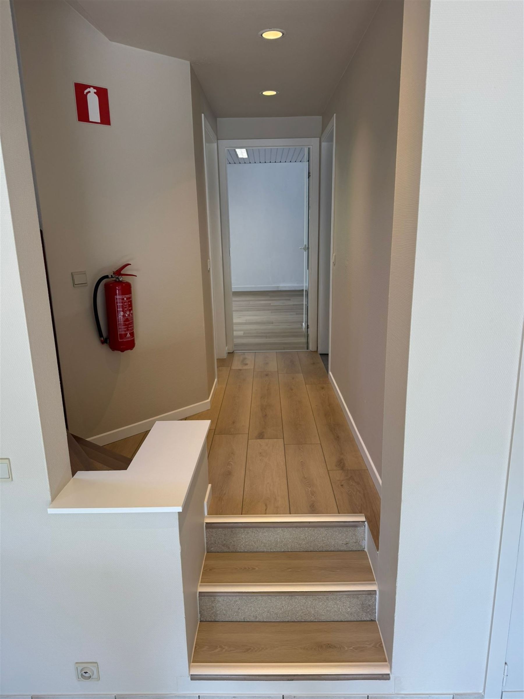 Ruime handelsruimte/kantoorruimte  en opslagkelder - foto 4