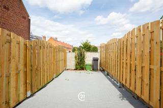 <p>Instapklare woning in het centrum van Zottegem!</p><p>Op wandelafstand van het centrum vind u deze charmante gesloten bebouwing met tuin.<br />De woning beschikt over een knusse leefruimte met aansluitende keuken, waar een lichtkoepel zorgt voor aangename lichtinval. <br />Verder treft u op de gelijkvloers ook de badkamer met toilet.</p><p>Dit jaar werd een nieuwe badkamer, als ook een nieuwe keuken geplaatst.</p><p>Vervolgens biedt de eerste verdieping twee slaapkamers en zorgt de zolderruimte voor de mogelijkheid tot het creëren van een extra kamer.<br />De woning omvat bovendien ook een praktische kelder en aangename stadstuin.</p><p>Ideaal voor wie zijn eigen plekje wil creëren in het levendige Zottegem of als investeringseigendom! Bent u benieuwd geworden naar wat dit pand u allemaal te bieden heeft? Aarzel niet en contacteer ons kantoor voor meer informatie of het inplannen van een bezoek. Tot snel!</p>