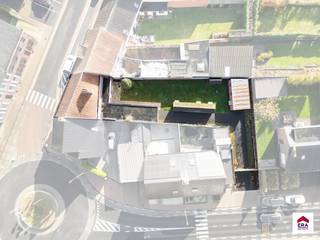 <p><strong>Ligging:</strong> Deze degelijk gebouwde woning bevindt zich in het hart van Marialoop, op wandelafstand van bakker, school,... Dankzij de centrale ligging geniet je van een uitstekende verbinding richting Meulebeke/Tielt. Openbaar vervoer bevindt zich op amper 100 meter.<br /><br /><strong>Indeling:</strong> We betreden de woning via de inkomhal die toegang biedt tot de lichtrijke leefruimte met open haardcassette en een prachtig zicht op de zuidgerichte tuin. Aansluitend vinden we de ruime keuken met veel lichtinval en directe toegang tot het terras en de tuin. Verder is er op het gelijkvloers een grote polyvalente kamer (voormalig kapsalon), ideaal als bureauruimte, handelsruimte of slaapkamer. Daarnaast is er een aparte doucheruimte met wastafel en ingemaakte kasten, evenals een afzonderlijk toilet.<br /><br /><strong>Eerste verdieping:</strong> Via de nachthal bereiken we vier volwaardige slaapkamers en een badkamer met bad, toilet en wastafel. <br /><br /><strong>Buitenomgeving:</strong> De woning beschikt over een privé-inrit via de zijstraat die toegang geeft tot de ruime inpandige garage met wasplaats en praktische opbergmogelijkheden. De volledig afgesloten en zuidgerichte tuin vormt een veilige, kindvriendelijke omgeving. <br /><strong>Pluspunten:</strong></p>
<ul><li>
<p>4 slaapkamers </p>
</li><li>
<p>Zuidgerichte, afgesloten tuin</p>
</li><li>
<p>Inpandige garage</p>
</li><li>
<p>Centrale ligging nabij voorzieningen</p>
</li></ul>
<p><strong>Interesse?</strong> Contacteer ons vandaag nog!</p>