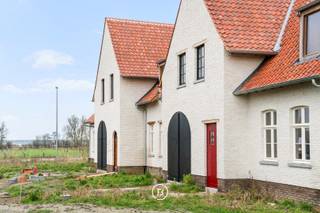 Nieuwbouw woning op een perceel van 536 m², rustig gelegen in het landelijke polderdorp Lapscheure. Deze woning wordt volledig afgewerkt met kwaliteitsvolle materialen, naar een tijdloos ontwerp van architect Peter Bovijn – Watelle.<br /><br />Via de inkomhal met gastentoilet betreedt u de ruime leefruimte waar zit-, eet- en keukenruimte naadloos in elkaar overvloeien. Een gashaard kan toegevoegd worden voor extra sfeer. Aansluitend vindt u een praktische berging met toegang tot de tuin en de garage.<br /><br />Op de eerste verdieping geeft de nachthal toegang tot vier volwaardige slaapkamers. De masterslaapkamer beschikt over een dressingruimte en een privatieve badkamer, terwijl de tweede badkamer bereikbaar is vanuit de nachthal. Daarnaast is er een apart toilet en een extra berging voorzien.<br /><br />Het zolderverdiep omvat een technische ruimte en een aparte berging, met mogelijkheden voor extra inrichting naar eigen wens.<br /><br />Deze woning biedt de perfecte combinatie van rustig, landelijk wonen met hedendaags comfort en volledige afwerking, klaar om direct in te trekken.