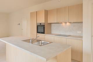 Ontdek dit prachtige nieuwbouwappartement in een rustige wijk, op slechts 10 minuten fietsen van het centrum van Mechelen.<br /><br />Het appartement bevindt zich op de tweede en hoogste verdieping van een kleinschalig appartementsgebouw met slechts 6 units. Het beschikt over 3 slaapkamers, een badkamer met douche en dubbel lavabomeubel, een apart toilet en een ruime, lichte leefruimte met open keuken die uitmondt op een heerlijke tuin. Daarnaast is er een ruime berging, ideaal voor het plaatsen van je wasmachine en droogkast. Bij het appartement hoort een ondergrondse autostaanplaats. Indien beschikbaar kan gekozen worden voor een parkeerplaats met laadpaal tegen een maandelijkse vergoeding van €20,00. De gemeenschappelijke kosten bedragen €85,00 per maand.<br /><br />Een instapklare, comfortabele woonst op een toplocatie – perfect voor wie rust zoekt dichtbij het centrum van Mechelen.