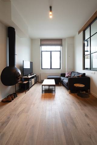 Op een gegeerde ligging langs het water in Gent bevindt zich deze verrassende en instapklare rijwoning, waar authenticiteit en hedendaags comfort mooi samenkomen. Karaktervolle elementen gecombineerd met moderne accenten.<br />Bij het betreden van de woning valt meteen de aangename lichtinval en het open gevoel op. De leefruimte met gezellige zithoek en houtkachel sluit naadloos aan op de eetplaats en de volledig uitgeruste keuken. Dankzij de doordachte indeling en de grote raampartijen geniet elke ruimte van een warme, uitnodigende sfeer.<br />De woning beschikt momenteel over 2 volwaardige slaapkamers, met de mogelijkheid om de ruime bovenste slaapkamer te splitsen waardoor een derde kamer wordt gecreërd, ideaal voor een gezin. Er is een badkamer op de 1e verdieping en nog een douchekamer op de 2e verdieping.<br />Gelegen in een rustige straat met zicht op het water, en toch op wandelafstand van het centrum van Gent, winkels, scholen, crèche en openbaar vervoer. <br />Een ideale woning voor wie op zoek is naar charme, ruimte en een toplocatie in Gent.