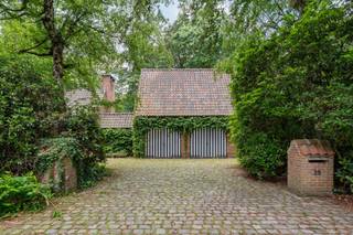 <p>In de uiterst gegeerde en groene <span>Solhofomgeving in Aartselaar</span> bevindt zich deze charmante <span>jaren 70-hoeve</span> op een uitzonderlijk rustig en residentieel perceel. Solhof staat bekend als een van de meest geliefde woonomgevingen van Aartselaar, met een uitgesproken groen karakter, statige dreven en een aangename combinatie van privacy, natuur en vlotte bereikbaarheid. Het gemeentelijk park Solhof ligt in de buurt en ook het centrum van Aartselaar, verbindingswegen en de as richting Antwerpen zijn vlot bereikbaar.<br /><br /><span>Deze karaktervolle woning ademt authenticiteit en sfeer. De architectuur in hoevestijl, de warme bakstenen gevels, de charmante luiken, de zichtbare houten balken en de traditionele materiaalkeuzes geven het geheel een tijdloze uitstraling. De woning is discreet ingebed in een groene, volwassen tuinomgeving, waardoor rust en privacy hier centraal staan.</span></p>
<p>Bij aankomst valt meteen de idyllische setting op: een lange oprijlaan in kasseiverharding, omringd door bomen en volwassen beplanting, leidt naar de woning. De hoeve is opgebouwd rond een ruim volume met verschillende dakpartijen en bijgebouwen, wat het eigendom een authentiek en bijna landelijk cachet geeft.</p>
<p>Aan de tuinzijde geniet de woning van een bijzonder aantrekkelijk buitengebeuren. Het ruime gazon, de omliggende bomen en het <span>ingegraven zwembad</span> zorgen voor een echt vakantiegevoel in eigen huis. Het terras en de poolzone vormen een ideale plek om in alle rust te ontspannen of gasten te ontvangen in een unieke groene setting.</p>
<p>Binnenin wordt de charme van de woning verdergezet. De inkomhal maakt meteen indruk met haar dubbele hoogte, terracotta vloer, houten trap en zichtbare balkstructuren. Deze elementen geven de woning een warme, authentieke ziel en zorgen voor een sterke eerste indruk. Ook in de leefruimtes komen karakter en volume mooi samen: houten plafondelementen, robuuste balken, warme vloeren en grote raampartijen creëren een uitnodigende en huiselijke sfeer.</p>
<p>De eetkamer straalt klasse en gezelligheid uit, met haar rustieke afwerking en aangenaam contact met het groen buiten. De bovenverdieping biedt eveneens heel wat charme, met prachtige daklijnen en een indrukwekkende open balkenstructuur die de ruimtes extra karakter geeft. Hierdoor leent de woning zich perfect voor wie houdt van een interieur met persoonlijkheid, authenticiteit en een landelijke elegantie.</p>
<p>Deze woning biedt een zeldzame combinatie van <span>ligging, charme, volume en potentieel</span>. Ze is ideaal voor liefhebbers van karaktervastgoed die op zoek zijn naar een residentieel gelegen eigendom met een warme uitstraling, veel privacy en een sterke architecturale identiteit.</p>